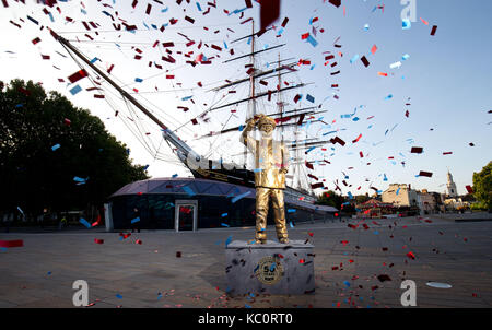 In onore del capitano birds eye il cinquantesimo anniversario, alimenti congelati marca birds eye ha presentato oggi una statua dorata della icona nazionale. la statua commemorativa è posizionato nella parte anteriore della nave cutty sark gardens di Greenwich e segna l inizio di un mese di celebrazioni per il capitano birds eye Golden Jubilee. dotato di: capitano birds eye, atmosfera dove: Londra, Regno Unito quando: 31 ago 2017 credit: Andrew fosker/pinpep/wenn.com Foto Stock