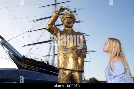 In onore del capitano birds eye il cinquantesimo anniversario, alimenti congelati marca birds eye ha presentato oggi una statua dorata della icona nazionale. la statua commemorativa è posizionato nella parte anteriore della nave cutty sark gardens di Greenwich e segna l inizio di un mese di celebrazioni per il capitano birds eye Golden Jubilee. dotato di: capitano birds eye, atmosfera dove: Londra, Regno Unito quando: 31 ago 2017 credit: Andrew fosker/pinpep/wenn.com Foto Stock