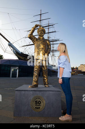 In onore del capitano birds eye il cinquantesimo anniversario, alimenti congelati marca birds eye ha presentato oggi una statua dorata della icona nazionale. la statua commemorativa è posizionato nella parte anteriore della nave cutty sark gardens di Greenwich e segna l inizio di un mese di celebrazioni per il capitano birds eye Golden Jubilee. dotato di: capitano birds eye, atmosfera dove: Londra, Regno Unito quando: 31 ago 2017 credit: Andrew fosker/pinpep/wenn.com Foto Stock