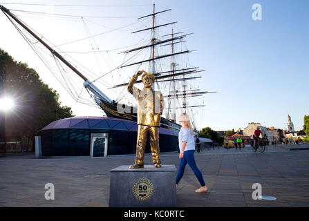 In onore del capitano birds eye il cinquantesimo anniversario, alimenti congelati marca birds eye ha presentato oggi una statua dorata della icona nazionale. la statua commemorativa è posizionato nella parte anteriore della nave cutty sark gardens di Greenwich e segna l inizio di un mese di celebrazioni per il capitano birds eye Golden Jubilee. dotato di: capitano birds eye, atmosfera dove: Londra, Regno Unito quando: 31 ago 2017 credit: Andrew fosker/pinpep/wenn.com Foto Stock