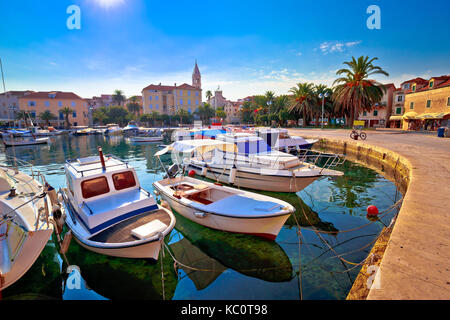 Supetar sull'isola di Brac turchese vista sul lungomare al tramonto, Dalmazia regione della Croazia Foto Stock