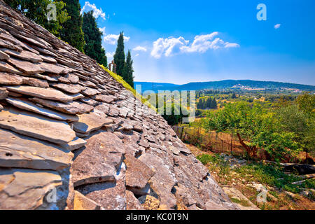 Dalmata tetto di pietra e di dettaglio skrip village panorama, isola di Brac Dalmazia, Croazia Foto Stock