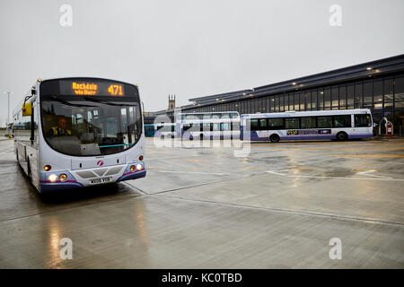 La stazione degli autobus e dalla stazione ferroviaria, il nuovo Bolton interchange hub di trasporto, il primo autobus single decker lascia il sito 471 rout a Rochdale Foto Stock