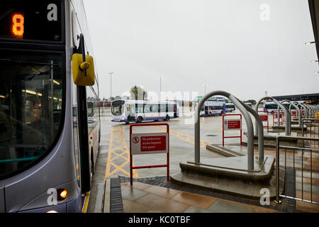 La stazione degli autobus e dalla stazione ferroviaria, il nuovo Bolton interchange hub di trasporto, prima double decker alle porte Foto Stock