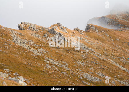 Montagna cresta nella nebbia Foto Stock