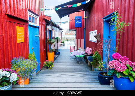 Un colorato vicolo nel villaggio di pescatori di Henningsvaer, Lofoten, Norvegia Foto Stock