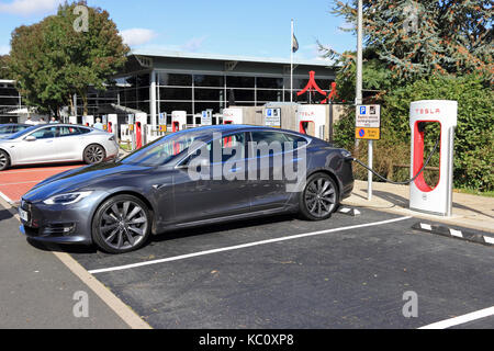 Tesla auto elettrica di ricarica dedicata a punti di ricarica, hopwood servizi autostradali, alvechurch, Birmingham Foto Stock