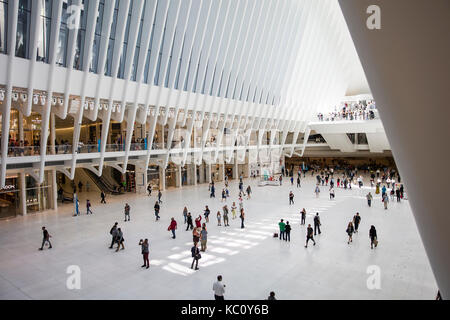 New york, Stati Uniti - agosto 30, 2017: persone non identificate a occhio di new york. oculus, un impressionante di vetro e acciaio struttura progettata da sp Foto Stock