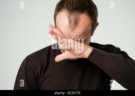 Uomo caucasico che è molto turbato. Foto Stock