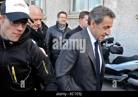Ex presidente francese Nicolas Sarkozy, segni prenota a Lione (Francia) Foto Stock