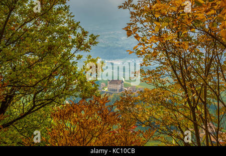 Paesaggio autunnale di Castel Thun, che si trova nel comune di Ton nella bassa Val di Non, in Trentino Alto Adige, Italia settentrionale Foto Stock