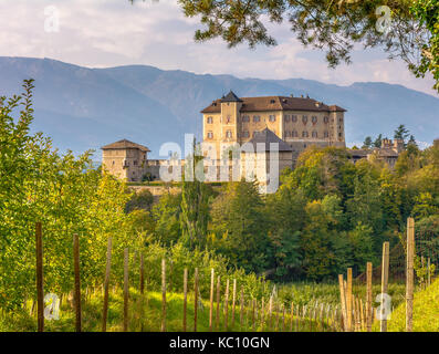 Castello di Thun. Il castello è situato nel comune di Ton nella bassa Val di Non, in Trentino Alto Adige, Italia settentrionale Foto Stock