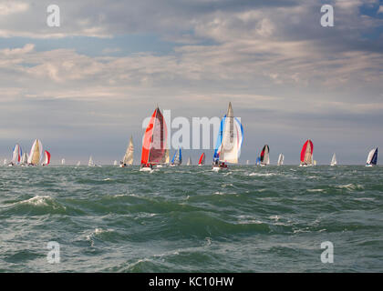 Yachts Sotto spinnaker prendere parte all'annuale intorno all isola gara Foto Stock