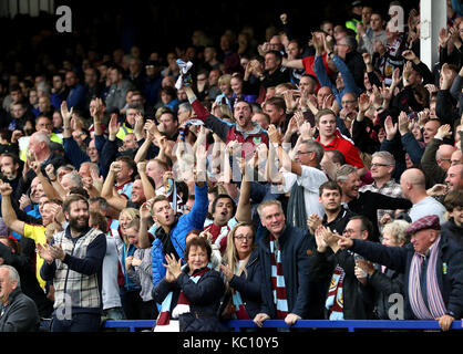 Burnley il fans celebrano il loro lato del primo gol segnato da Jeff hendrick durante il match di premier league a Goodison Park di Liverpool. Foto Stock
