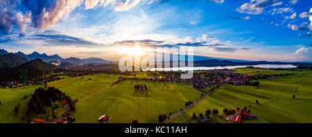 Panorama dal tramonto aria forggensee e Schwangau, in Germania, in Baviera Foto Stock