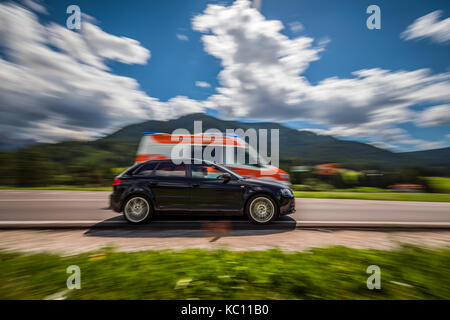 Macchina ad alta velocità dà modo di ambulanza road. Avvertenza - riprese di autentico vi è un motion blur. Foto Stock