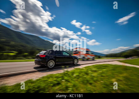 Macchina ad alta velocità dà modo di ambulanza road. Avvertenza - riprese di autentico vi è un motion blur. Foto Stock