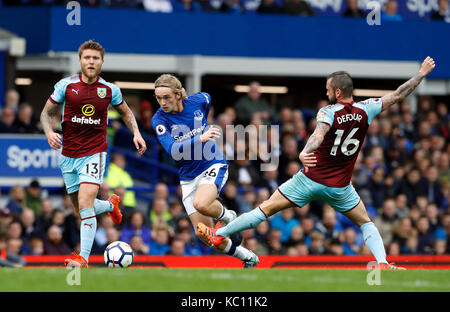 Everton il Tom Davies e burnley's steven defour (destra) battaglia per la palla durante il match di premier league a Goodison Park di Liverpool. Foto Stock