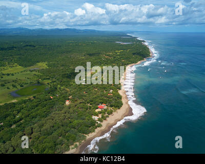 Vista aerea sul litorale di coloratissimi oceano pacifico acqua in Nicaragua Foto Stock