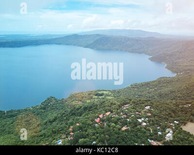 Vista panoramica sulla laguna di Apoyo in Nicaragua. laguna sulla giornata di sole drone visualizza Foto Stock