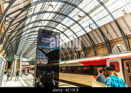 All'interno di kings cross rail station Londra uk, kings cross LONDON REGNO UNITO Inghilterra, kings cross london, LONDON REGNO UNITO Inghilterra, all'interno di treni, stazione, stazione ferroviaria Foto Stock