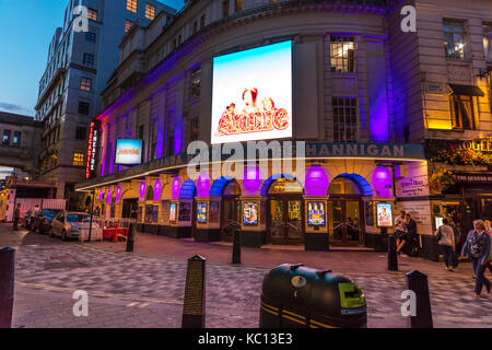 annie musical theater, annie the musical theater show, Annie the Musical at Piccadilly Theatre, Annie, Musical, Piccadilly Theatre London UK England Foto Stock