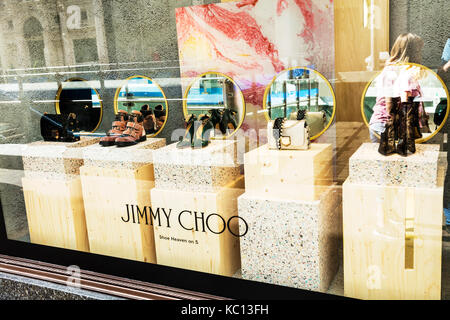 Jimmy Choo scarpe, Jimmy Choo, Jimmy Choo display cassoncino di pulizia, Jimmy Choo la finestra di visualizzazione, Jimmy Choo shop display, Jimmy Choo store display, Jimmy Choo uk Foto Stock