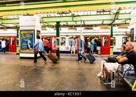 La metropolitana di Londra, Londra tubo, scendere dal tubo di Londra, scendendo la metropolitana di Londra, Londra treno tubo, arrivare a Londra in treno tubo, tubo di Londra Foto Stock