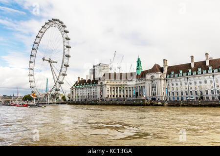 Vista sul fiume Tamigi, a 135 metri di altezza il London eye o Millennium Wheel, London, England, Regno Unito, Europa Foto Stock