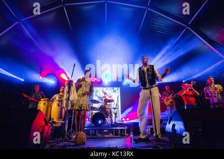 Azzorre, Portogallo: Les freres smith performing live al terzo e ultimo giorno del festival mare de agosto a Praia Formosa in santa maria Azzorre, domenica, aug. 20, 2017. dotata di: Les freres smith dove: santa maria, Azzorre, Portogallo quando: 20 ago 2017 credit: rui m leal/wenn.com Foto Stock