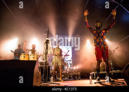 Azzorre, Portogallo: Les freres smith performing live al terzo e ultimo giorno del festival mare de agosto a Praia Formosa in santa maria Azzorre, domenica, aug. 20, 2017. dotata di: Les freres smith dove: santa maria, Azzorre, Portogallo quando: 20 ago 2017 credit: rui m leal/wenn.com Foto Stock