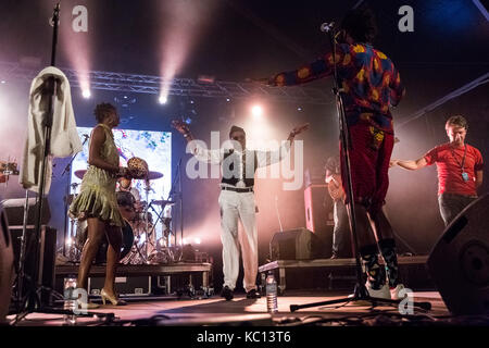 Azzorre, Portogallo: Les freres smith performing live al terzo e ultimo giorno del festival mare de agosto a Praia Formosa in santa maria Azzorre, domenica, aug. 20, 2017. dotata di: Les freres smith dove: santa maria, Azzorre, Portogallo quando: 20 ago 2017 credit: rui m leal/wenn.com Foto Stock