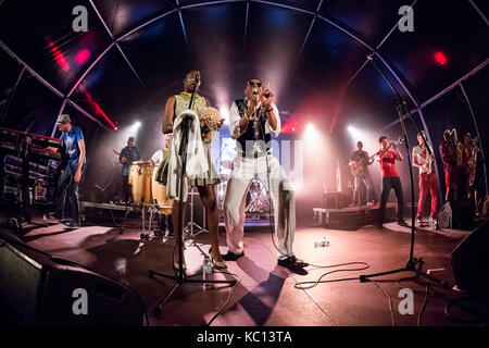 Azzorre, Portogallo: Les freres smith performing live al terzo e ultimo giorno del festival mare de agosto a Praia Formosa in santa maria Azzorre, domenica, aug. 20, 2017. dotata di: Les freres smith dove: santa maria, Azzorre, Portogallo quando: 20 ago 2017 credit: rui m leal/wenn.com Foto Stock