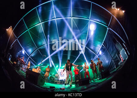 Azzorre, Portogallo: Les freres smith performing live al terzo e ultimo giorno del festival mare de agosto a Praia Formosa in santa maria Azzorre, domenica, aug. 20, 2017. dotata di: Les freres smith dove: santa maria, Azzorre, Portogallo quando: 20 ago 2017 credit: rui m leal/wenn.com Foto Stock