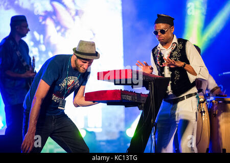 Azzorre, Portogallo: Les freres smith performing live al terzo e ultimo giorno del festival mare de agosto a Praia Formosa in santa maria Azzorre, domenica, aug. 20, 2017. dotata di: Les freres smith dove: santa maria, Azzorre, Portogallo quando: 20 ago 2017 credit: rui m leal/wenn.com Foto Stock