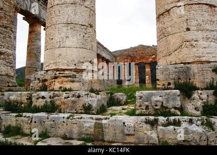 El Greco antico tempio di Poseidone - Nettuno a Segesta, Sicilia vicino Trapani. In stile dorico. Inizio del V secolo A.C. L'Italia. Le nuvole, l'inverno. Foto Stock