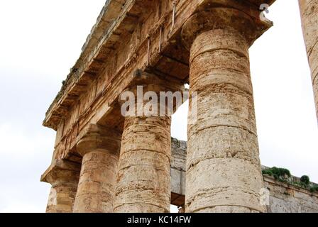 El Greco antico tempio di Poseidone - Nettuno a Segesta, Sicilia vicino Trapani. In stile dorico. Inizio del V secolo A.C. L'Italia. Le nuvole, l'inverno. Foto Stock