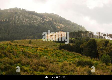 El Greco antico tempio di Poseidone - Nettuno a Segesta, Sicilia vicino Trapani. In stile dorico. Inizio del V secolo A.C. L'Italia. Le nuvole, l'inverno. Foto Stock