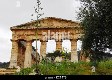 El Greco antico tempio di Poseidone - Nettuno a Segesta, Sicilia vicino Trapani. In stile dorico. Inizio del V secolo A.C. L'Italia. Le nuvole, l'inverno. Foto Stock