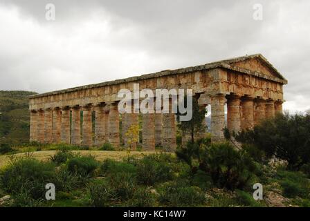 El Greco antico tempio di Poseidone - Nettuno a Segesta, Sicilia vicino Trapani. In stile dorico. Inizio del V secolo A.C. L'Italia. Le nuvole, l'inverno. Foto Stock