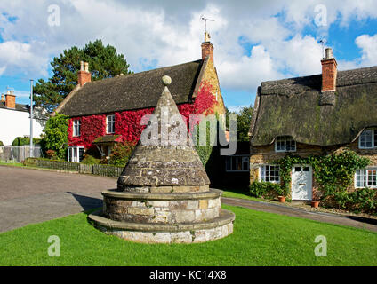 Buttercross sul villaggio verde, Hallaton, Leicestershire, England Regno Unito Foto Stock