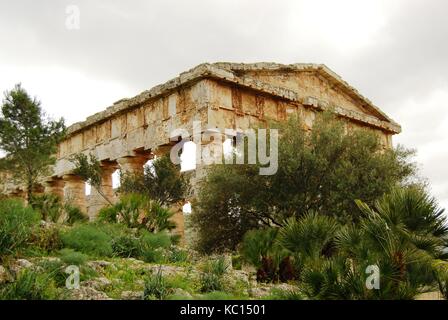 El Greco antico tempio di Poseidone - Nettuno a Segesta, Sicilia vicino Trapani. In stile dorico. Inizio del V secolo A.C. L'Italia. Le nuvole, l'inverno. Foto Stock