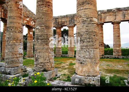 El Greco antico tempio di Poseidone - Nettuno a Segesta, Sicilia vicino Trapani. In stile dorico. Inizio del V secolo A.C. L'Italia. Le nuvole, l'inverno. Foto Stock