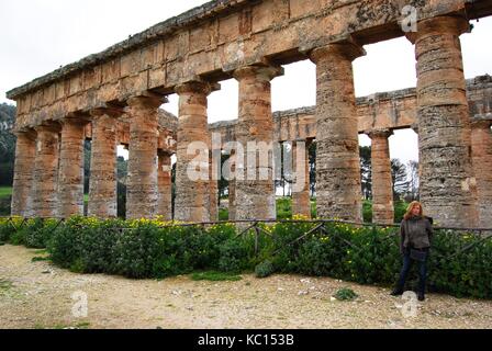 El Greco antico tempio di Poseidone - Nettuno a Segesta, Sicilia vicino Trapani. In stile dorico. Inizio del V secolo A.C. L'Italia. Le nuvole, l'inverno. Foto Stock