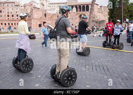 Persone che fanno il tour guidato su segways, Roma, Italia Foto Stock