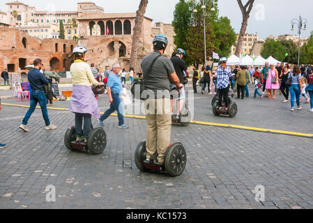 Persone che fanno il tour guidato su segways, Roma, Italia Foto Stock