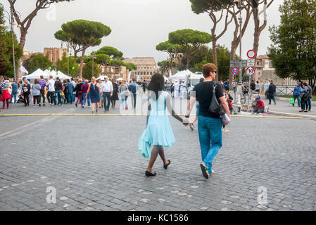 Razza mista giovane a piedi in Via dei Fori Imperiali di Roma, Italia Foto Stock