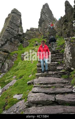 Persone escursionismo in Skellig Michael Island, nella contea di Kerry, Irlanda Foto Stock