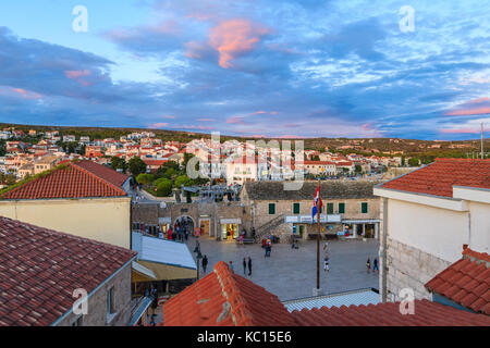 PRIMOSTEN, Croazia - 3 sett 2017: Vista di Primosten old town square al tramonto, Dalmazia, Croazia. Foto Stock