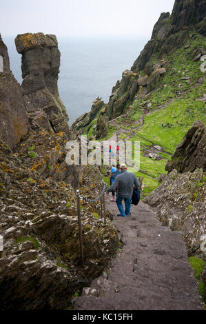 Persone escursionismo in Skellig Michael Island, nella contea di Kerry, Irlanda Foto Stock